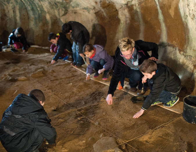 Cliquez pour agrandirAtelier "fouilles en famille" aux grottes d'Azé
